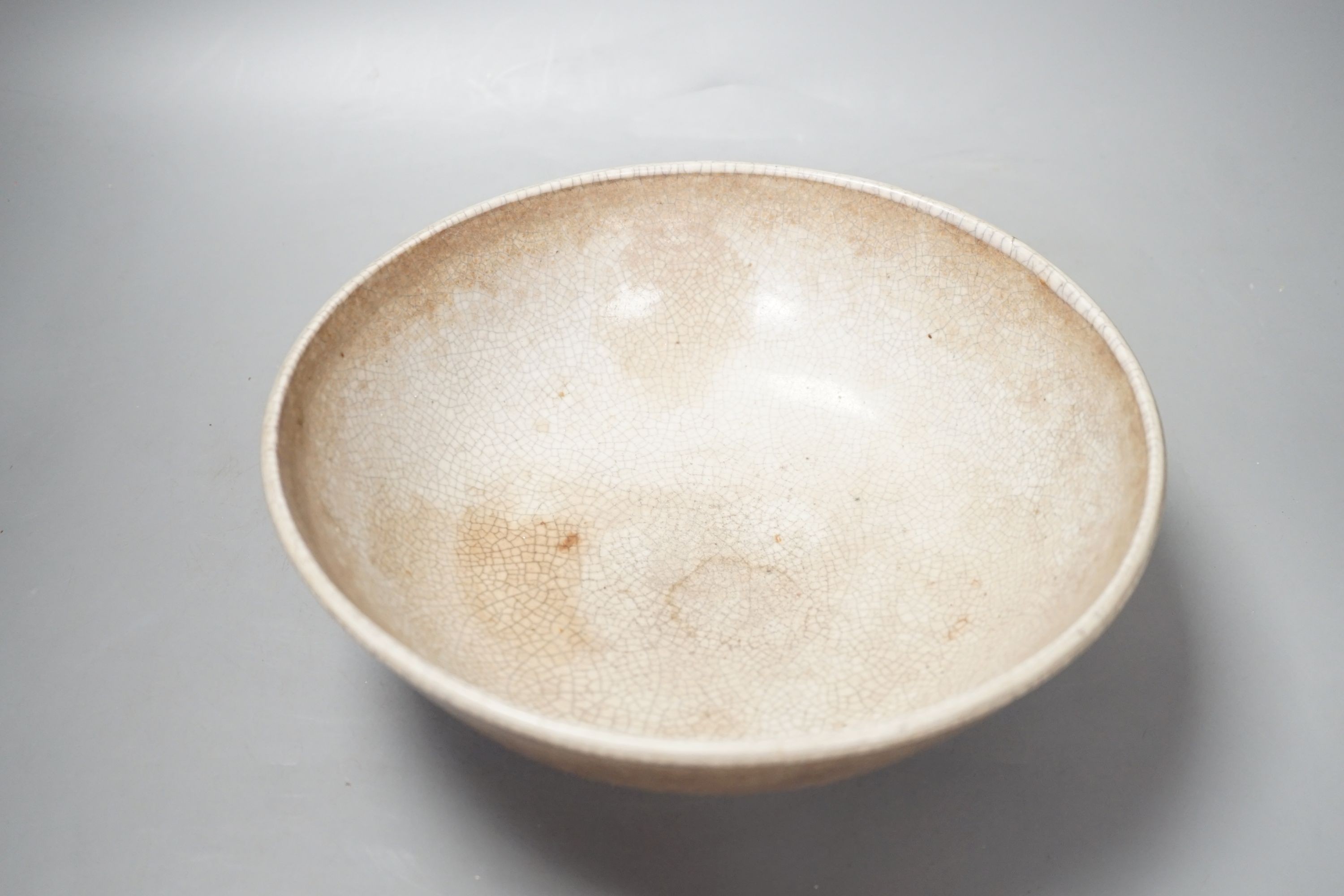 A Chinese Ge type crackle glaze bowl, Qing dynasty, diameter 25cm